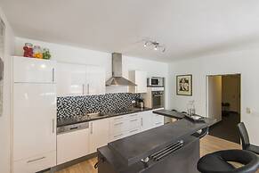 Spacious Apartment With Mountain View