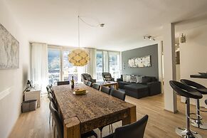 Spacious Apartment With Mountain View