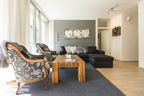 Spacious Apartment With Mountain View