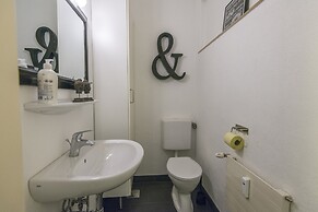 Spacious Apartment With Mountain View