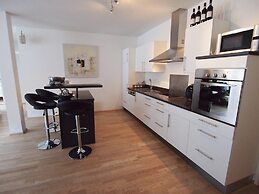 Spacious Apartment With Mountain View