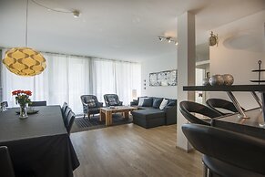 Spacious Apartment With Mountain View