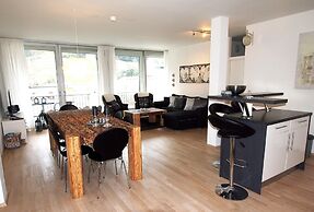 Spacious Apartment With Mountain View