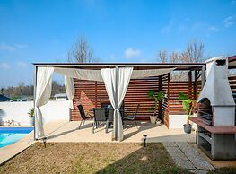 Beautiful Apartment With Parking Space