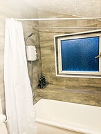 Convenient Home - Sleeps 6 - Parking - Garden
