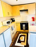 Convenient Home - Sleeps 6 - Parking - Garden