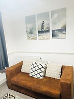Convenient Home - Sleeps 6 - Parking - Garden