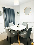 Convenient Home - Sleeps 6 - Parking - Garden
