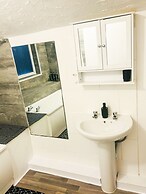 Convenient Home - Sleeps 6 - Parking - Garden