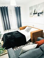 Convenient Home - Sleeps 6 - Parking - Garden
