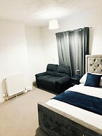 Convenient Home - Sleeps 6 - Parking - Garden