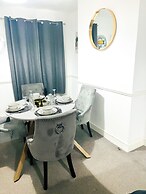 Convenient Home - Sleeps 6 - Parking - Garden