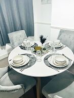Convenient Home - Sleeps 6 - Parking - Garden