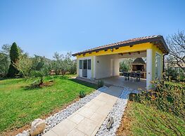 Attractive Apartment With Garden