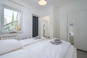 Attractive Apartment With Garden