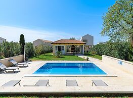 Attractive Apartment With Garden