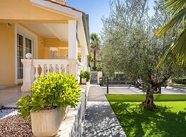 Premium Apartment With Patio