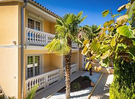 Premium Apartment With Patio