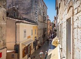 Modern Apartment With Open-air Parking