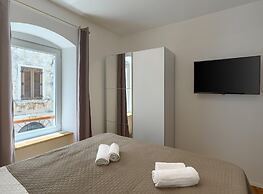 Modern Apartment With Open-air Parking