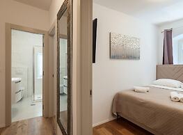 Modern Apartment With Open-air Parking