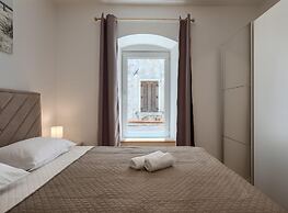 Modern Apartment With Open-air Parking