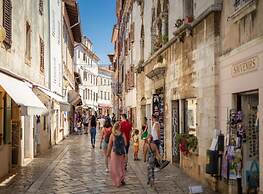 Modern Apartment With Open-air Parking