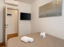 Modern Apartment With Open-air Parking