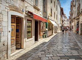 Modern Apartment With Open-air Parking