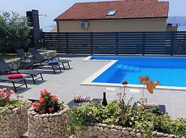 Spacious Novi Vinodolski Apartments With Terrace and Shared Pool