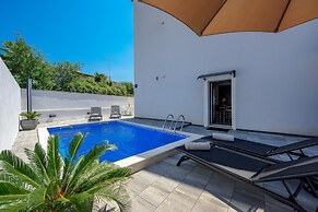 Lush Apartment With Private Pool