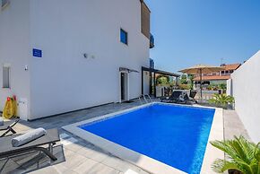 Apartment in Kukci With Heated Pool