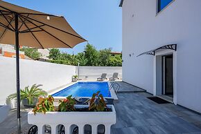 Lush Apartment With Private Pool