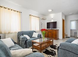 Pretty Villa With View