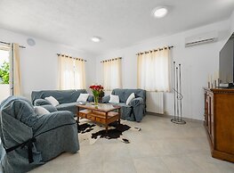 Pretty Villa With View