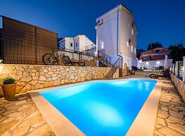 Pretty Villa With View