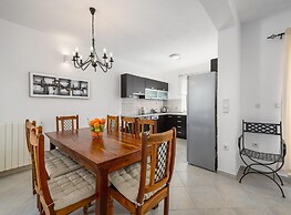 Pretty Villa With View