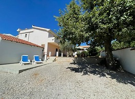 Appealing Apartment With Garden