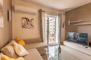 Modern and Comfortable Apart Savoy Garden