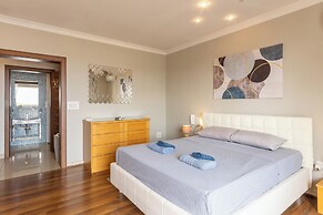 Modern and Comfortable Apart Savoy Garden