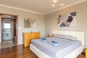 Modern and Comfortable Apart Savoy Garden