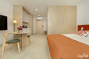 Beachfront Apartment, Summer Pool air Conditioning