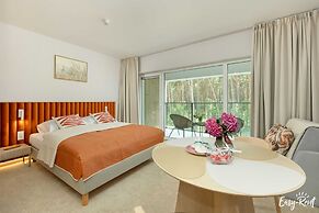 Beachfront Apartment, Summer Pool air Conditioning