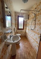 Accommodation With Shared Garden Close to the sea