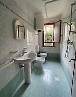 Accommodation With Shared Garden Close to the sea