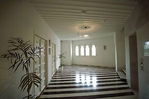 Grandrosse Boutique - Lake Facing Hotel