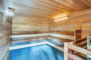 Steps to Main Street: Mtn-view Frisco Condo