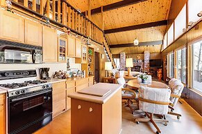 1 Mi to Skiing & Hiking: Big Bear Cabin