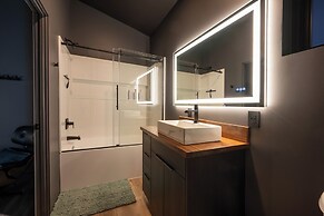 Modern Mtn-view Retreat, 18 Mi to Zion North