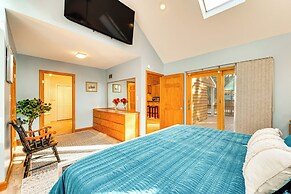 Walk to White Lake State Park: Gem w/ Ski Locker!